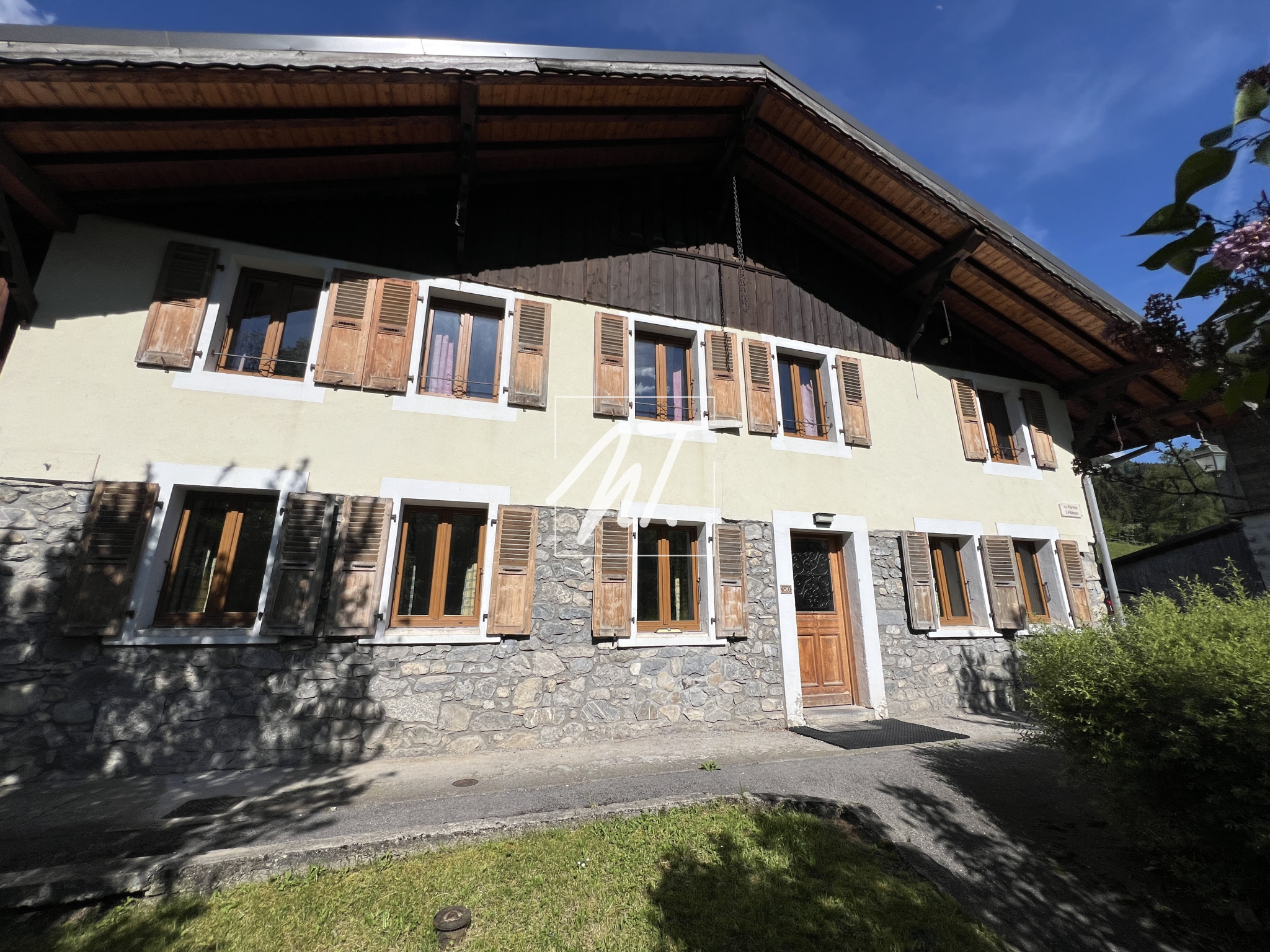 AUTHENTIQUE CHALET RÉNOVÉ À VENDRE
