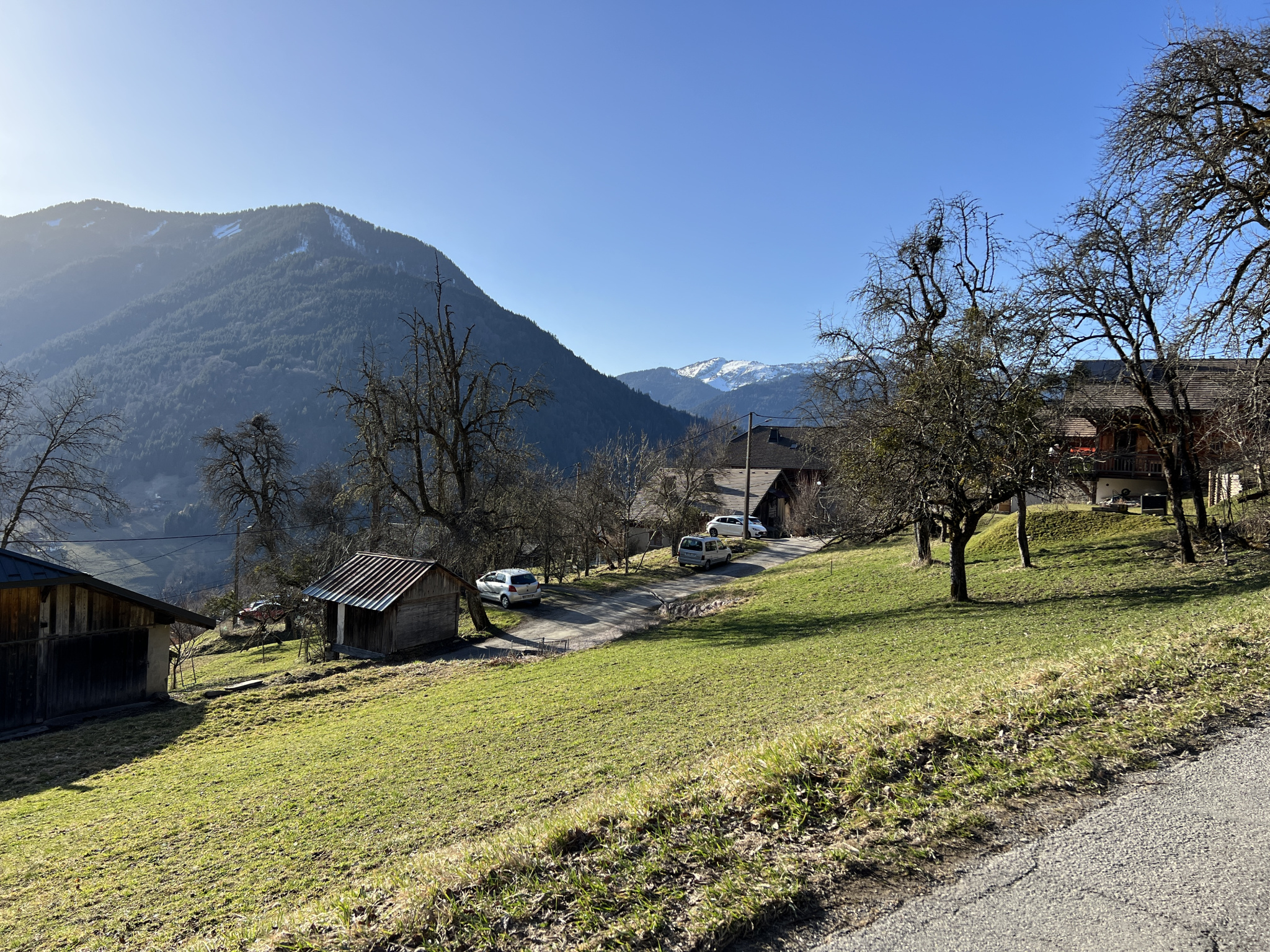 RARE À LA VENTE   Terrain constructible avec vue imprenable sur le Roc d’Enfer