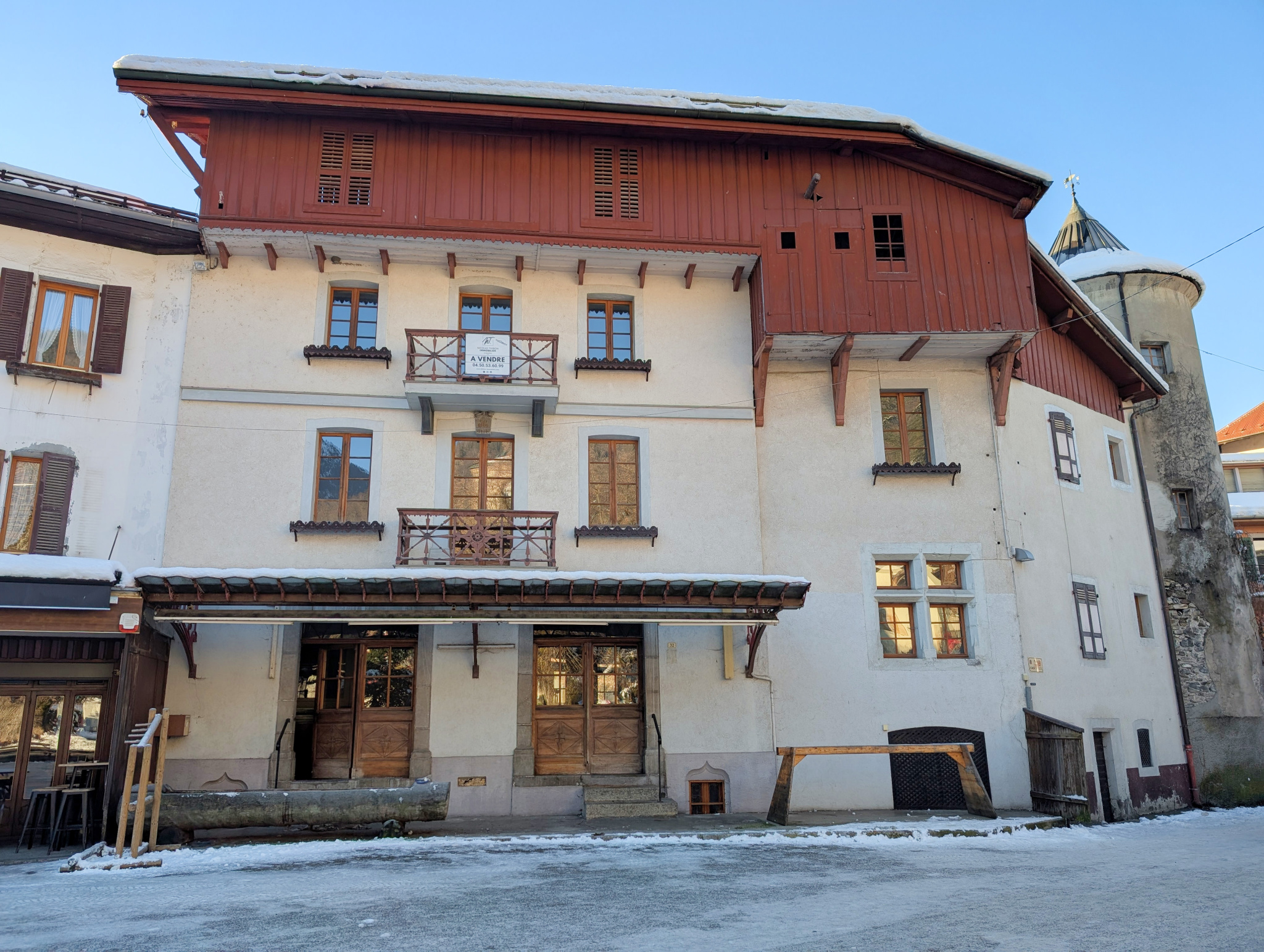 Maison historique avec commerce en plein centre de Samoëns